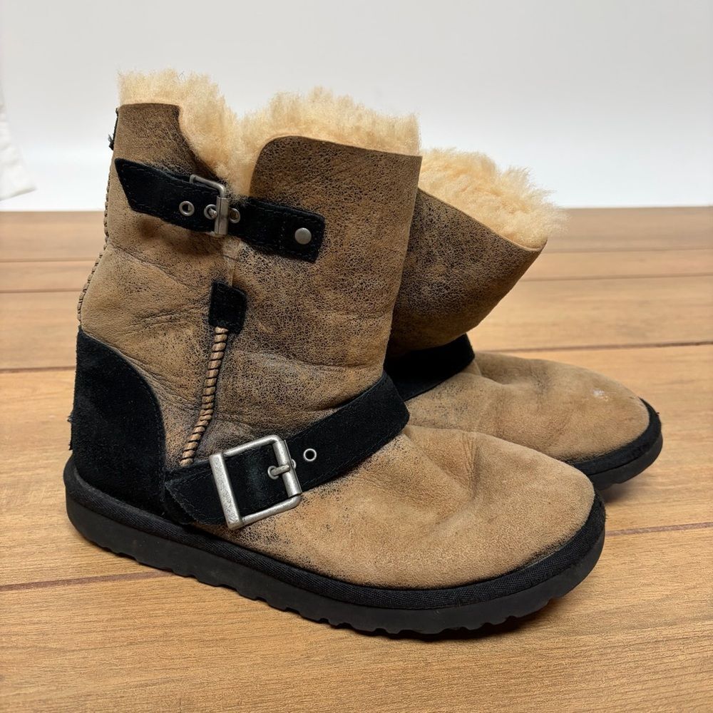 UGG Australia Women’s Classic Short Dylan Bomber Boot Size 6